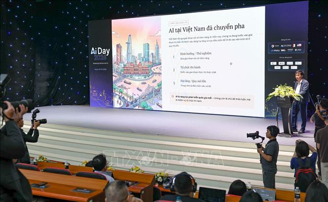 AI Day 2026 được tổ chức nhằm đồng bộ hóa tầm nhìn chiến lược, năng lực thể chế và triển khai thực tiễn xoay quanh nguyên tắc “Trí tuệ Nhân tạo cho mọi người” (AI for All); Thông qua việc kết nối giữa chiến lược cấp cao và triển khai vận hành, sự kiện hướng tới thúc đẩy quá trình ứng dụng Trí tuệ Nhân tạo một cách đồng bộ, có trách nhiệm và bao trùm trên phạm vi toàn quốc. Ảnh: Thanh Tùng - TTXVN 